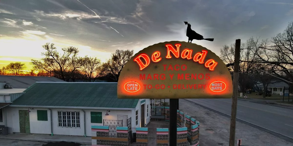 de-nada-taco-pylon-sign-neon-restaurant-branding-building-image-group.jpg